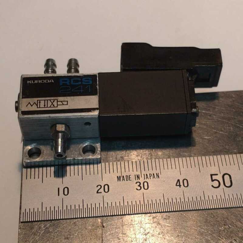 KURODA製（2）① エアー（真空可）用電磁弁（RCS241）　②取付板　　　（各１個のセット）　長期保管品