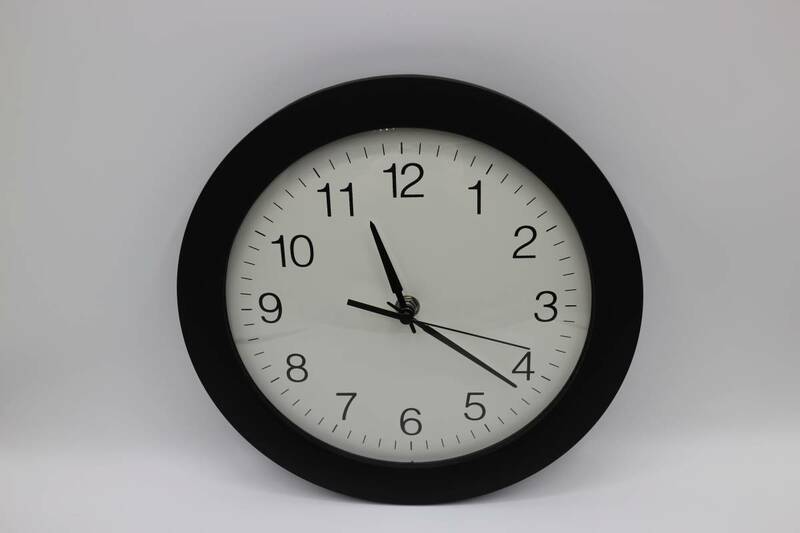 シンプルな白い文字盤の時計　掛け時計　