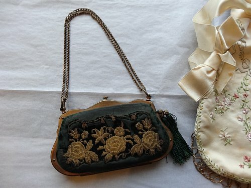 Grace アンティーク フランス製 20世紀初頭 金属糸の薔薇の手刺繍 グリーンベルベットのパース 目打ち付き 大きめドールのお持たせにも