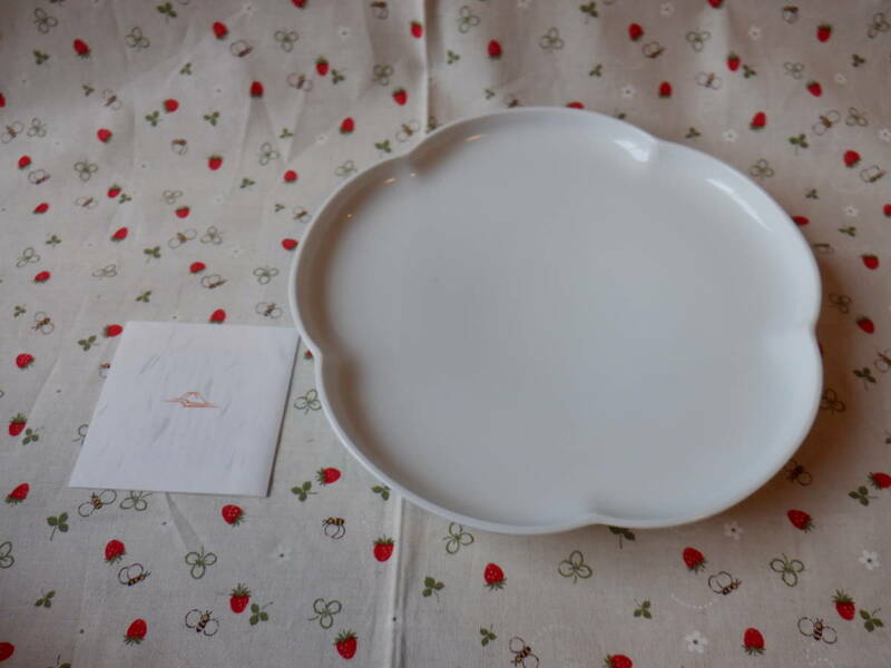 C2『深川製磁★白寿　梅型八寸皿～真っ白でシンプルな梅の花型の皿　日本製』～箱付き