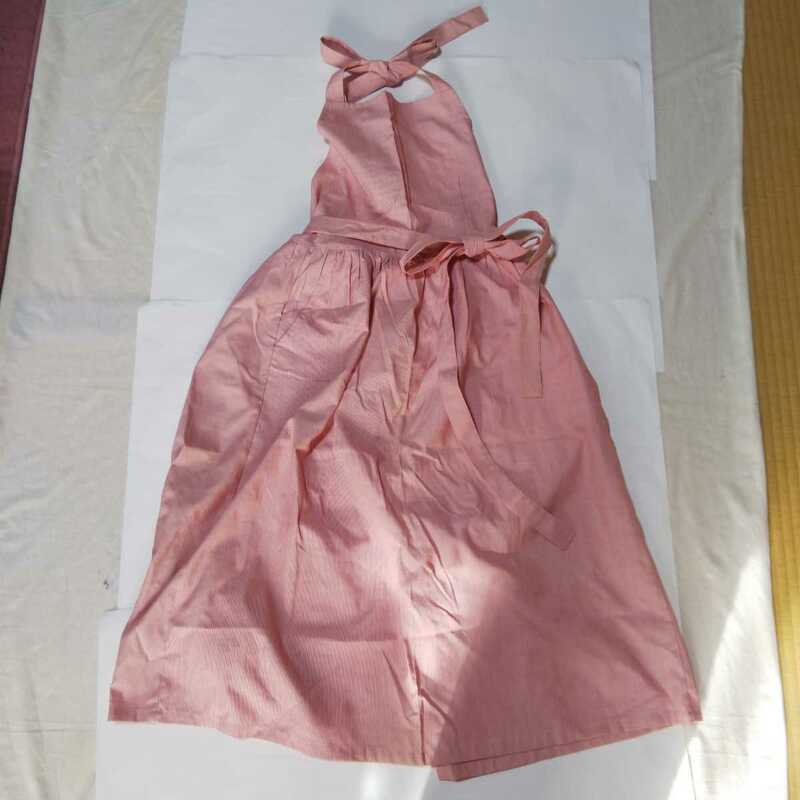 OGRAN オグラン　巻きスカート式の素敵なエプロン　レッド×ホワイト　新品前掛け　胸当て　たすき掛け　リボン　綿　ピンク メイド サロン