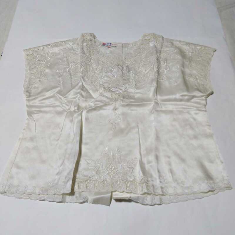 ヴィンテージ　スワトウ刺繍の素敵なシルクブラウス　サイズ36　ホワイト　新品　汕頭　絹　高品質　チャイナシルク 高級シルク おしゃれ着