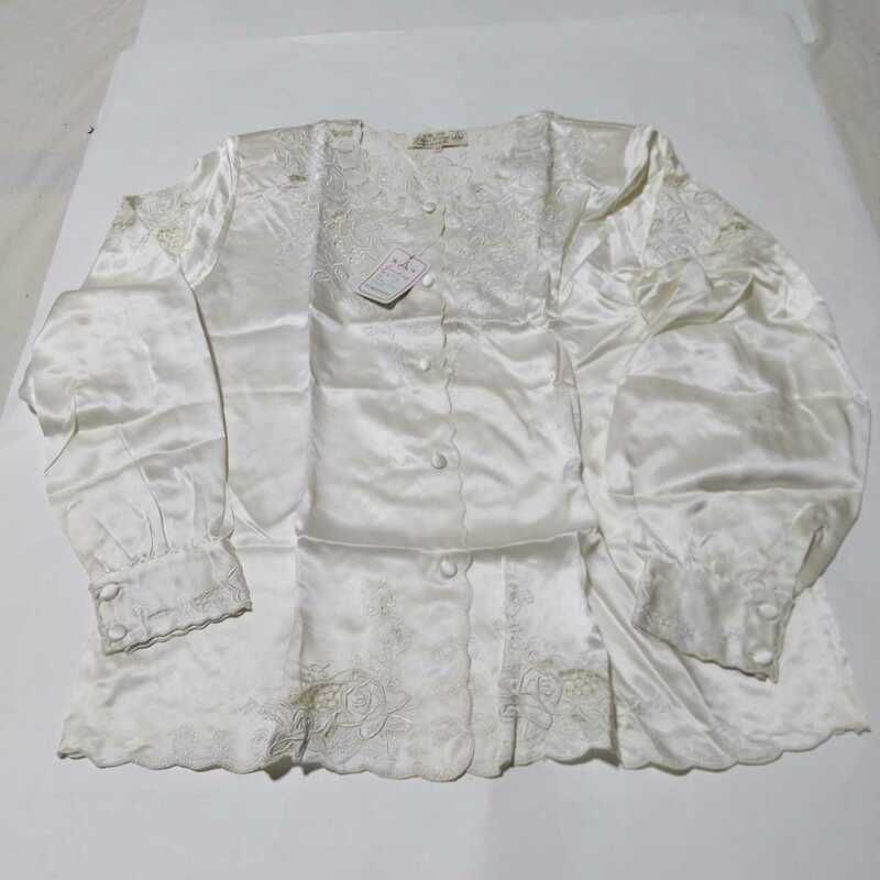 ヴィンテージ　スワトウ刺繍の素敵なシルクブラウス　サイズ38 ホワイト　タグ付新品 汕頭 絹 チャイナシルク　薔薇 高級シルク おしゃれ着