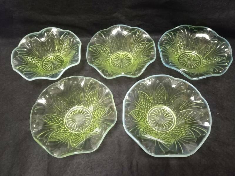 ウランガラス　乳白縁取り 皿　5枚セット ◆ 硝子鉢 氷皿 小鉢 小皿 デザート皿 ◆ 気泡ガラス ・ 時代物 レトロ
