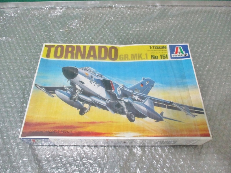 プラモデル イタレリ ITALERI 1/72 トルネード GR.MK.1 TORNADO GR.MK.1 MRCA旋風 GR1 戦門轟炸機 未組み立て 昔のプラモ