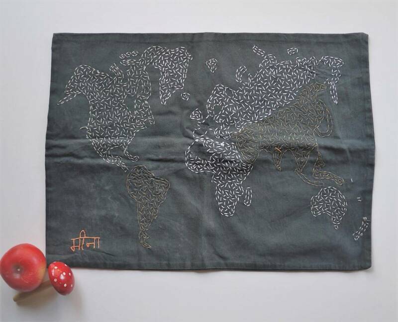 カンタ刺繍 刺し子 クッションカバー インド　インド刺繍 インド手芸 インドヴィンテージ マップデザイン ブラックカバーインド亜大陸 