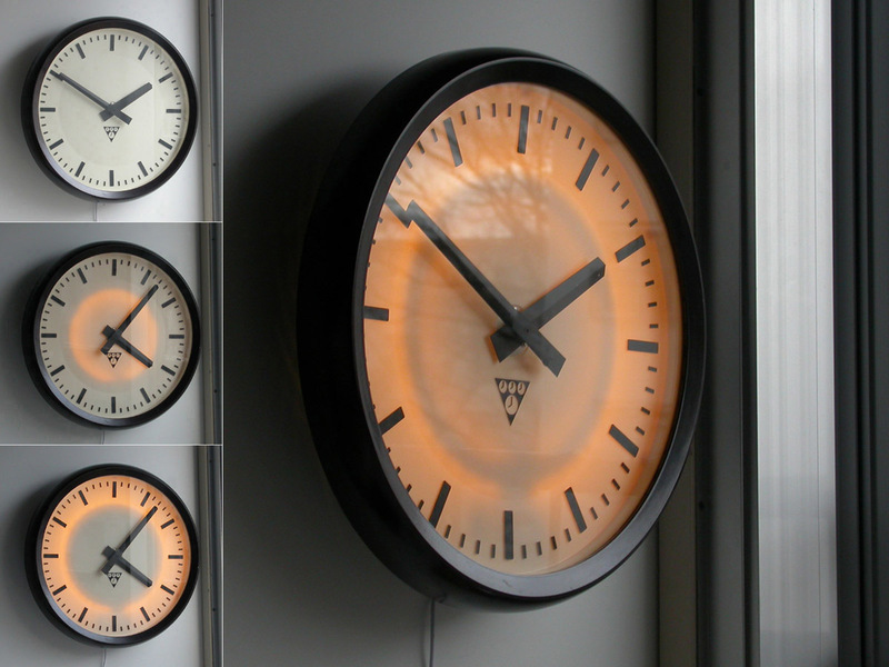AC100-240V(50/60Hz)電源 LED内蔵 PRAGOTRON 掛時計（クォーツ換装品）φ37cm 1980年代 旧チェコスロバキア製 ベークライト クロック