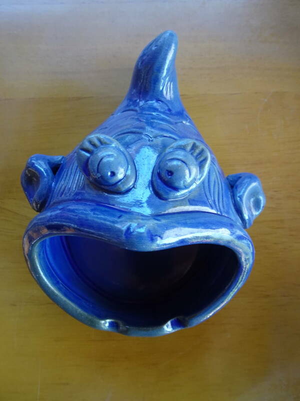 かわいいなまず（？）の陶磁器のタバコの灰皿　青色　屋内装飾　インテリア　置物　小物入れ