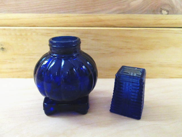 【古い 香港製 青い ガラス瓶(インキ瓶?) ペン立て? 2点まとめて】ブルーガラス/瑠璃色/気泡入り/インク瓶/インク壺/レトロ/現状品