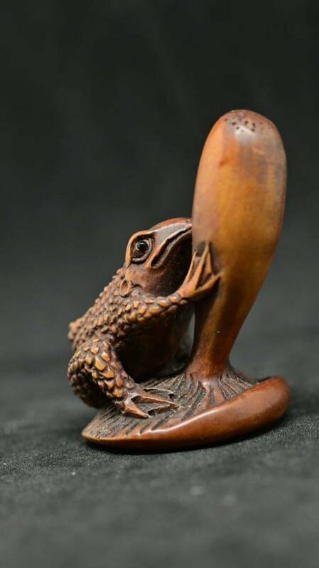 根付　蔵出し　超絶技巧　細密彫刻　在銘白玉　　蛙　椎茸　彫刻　美術品　時代物　印籠　堤物　NETSUKE