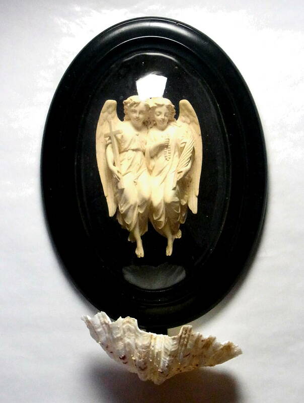 貴重 特大型メダイヨン 19世紀後期 二人の天使像 ガラスドーム付きメダイヨン 楕円黒木額 天然貝の聖水入 フランスアンティーク