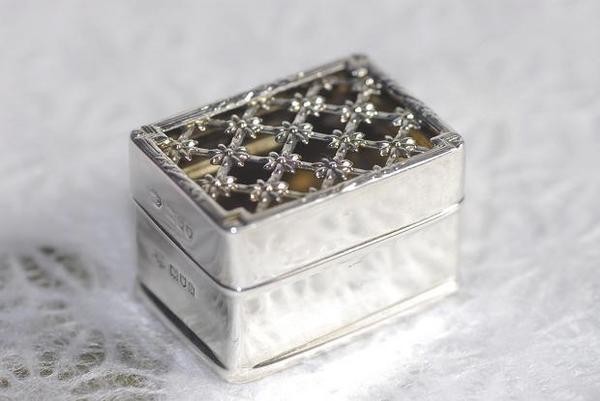 １９０９　純銀製、透かし細工の素晴らしいポプリケース（W38)【郵パック発送　送料無料】