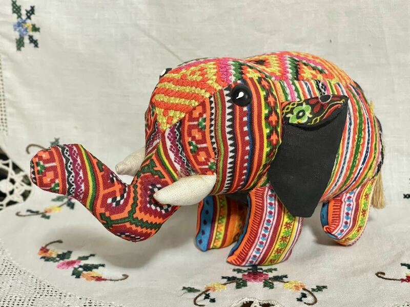 ラオス モン族 象 ゾウ 人形 ぬいぐるみ 刺繍 E655