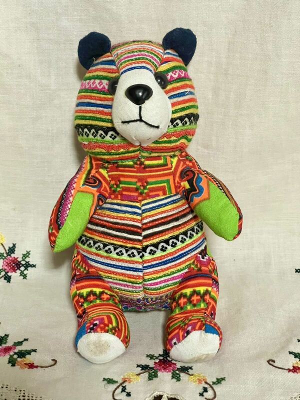 ラオス モン族 熊 クマ 人形 ぬいぐるみ 刺繍 E653