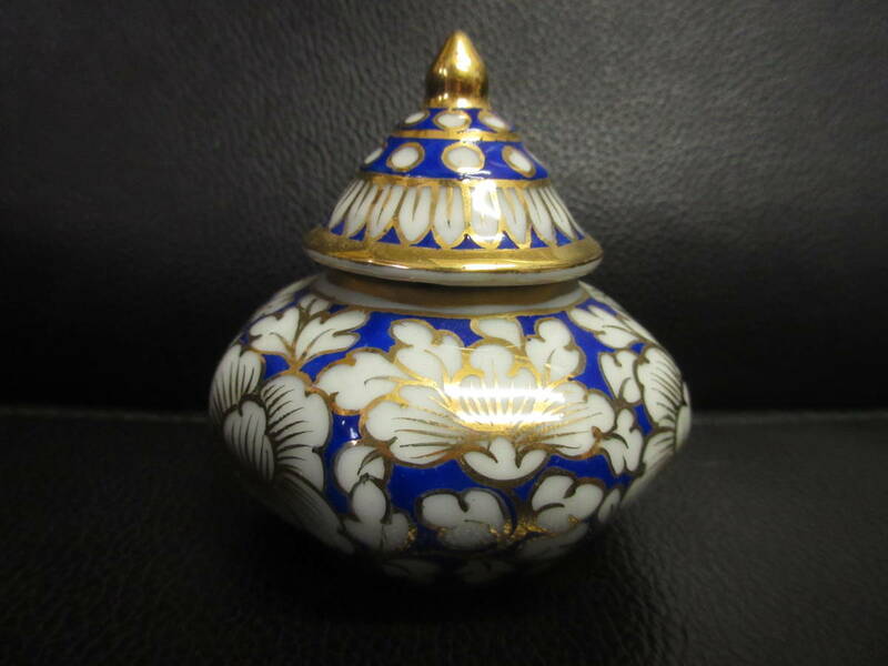 《雑貨》 容器：陶器製の小物入れ アラビア風デザイン 蓋込み高さ：約6.5cm シュガー・キャンディポット：収納や置物・飾りに アンティーク
