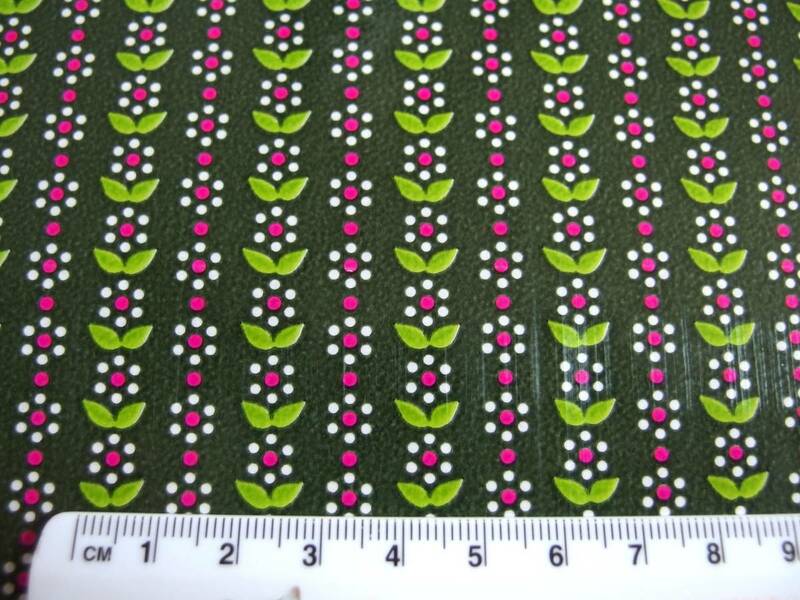 スイス製 ヴィンテージ＆レトロ ワックスペーパー,包装紙 (モスグリーンの背景にポップな白とピンクの小花)　50cm×50cm