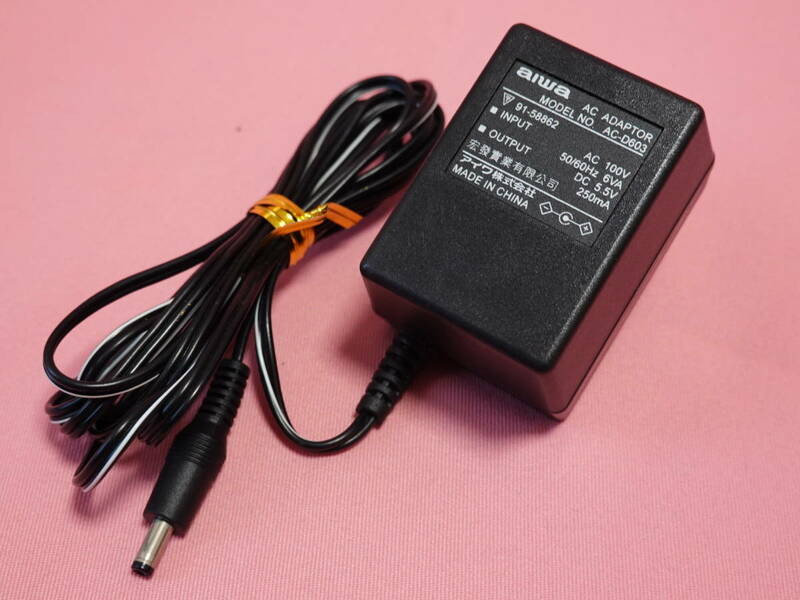 【中古・美品】ACアダプター　AIWA AC-D603 DC5.5V 250mA 4mmΦ (31)