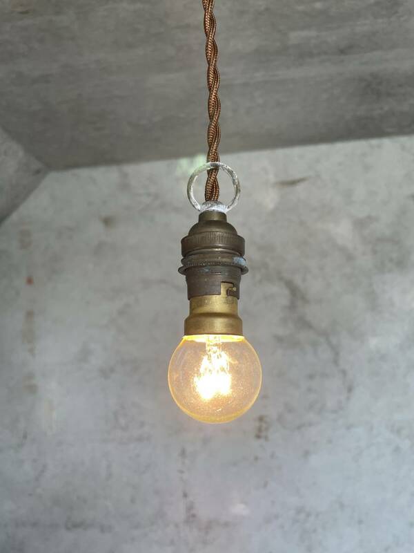 送料無料！b. 1920年代 フランス アンティーク リング 真鍮 飴色 ソケット ランプ L*/吊り下げ 英国 北欧 カフェ 店舗 アトリエ