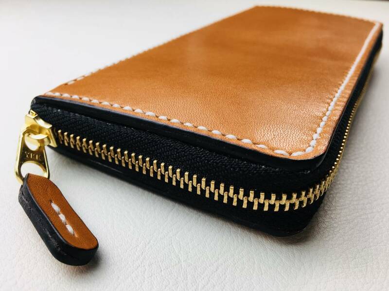 【手縫】ラウンドジップ本革長財布（キャメル色革黒縁）小銭入内蔵固定タイプで全体的がよく見えるお財布を製作しました