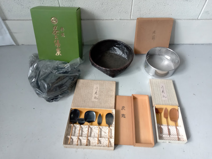 ▽ 茶道具 炭 灰 まとめ / 灰匙 黒 煮色 沙伊 灰篩 灰ふるい ステンレス 炭斗 茶の湯炭 炉用 約1キロ コレクション