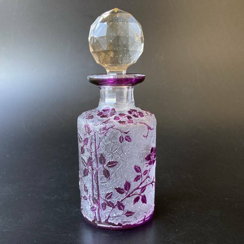 【名品】オールド バカラ エグランチエ 野薔薇紋 紫硝子 香水瓶　パフュームボトル　アールヌーボー　アンティーク　被せガラス　12.5cm
