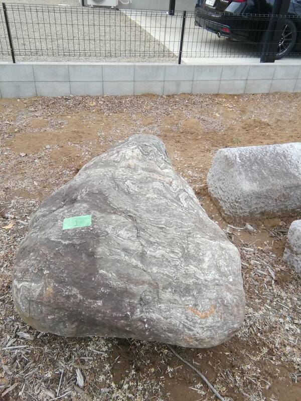 埼玉鶴ヶ島発 三波石 重さ 約１．５トン 綺麗な良い石材だと思います。引取のみ対応 庭石 景石 