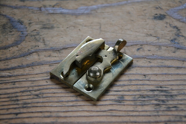 NO.7052 古い真鍮鋳物の鎌ラッチ つの字 検索用語→A100gアンティークビンテージ古道具真鍮金物ケビントパンケース鍵錠