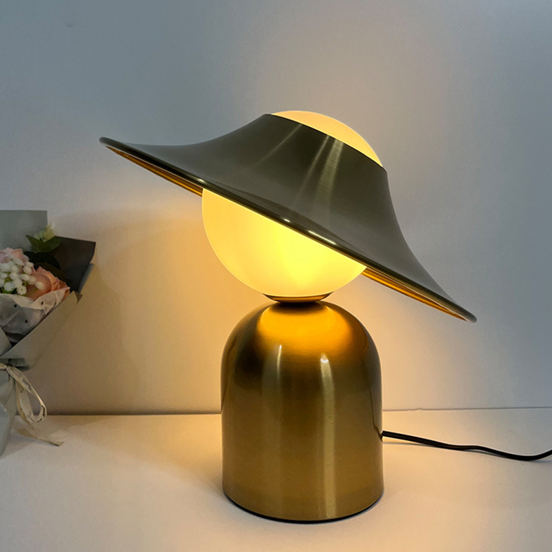 新品　卓上ライト　アイデア　北欧風　リビング　ベッドルーム　デザイナー　帽子ランプシェード　人形ボディ　