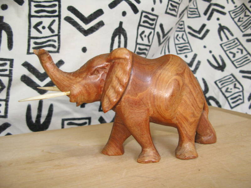 木彫り象　置き物　アフリカ　ケニア製　大きさ約20cm 神奈川より６０サイズ　(s298)