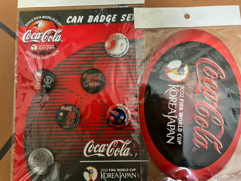 2002FIFA WORLD CUPコカ・コーラオリジナル缶バッジとステッカー