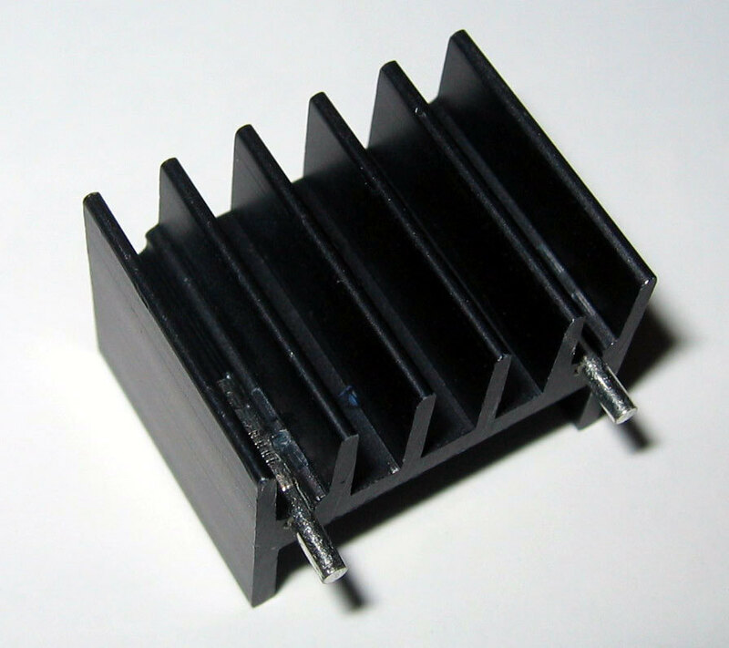 ヒートシンク ３端子レギュレーター(ＴＯ－２２０）用　小型放熱器（放熱板） サイズ約：１８ｘ２４ｘ１７ｍｍ（基板固定足含まず） 