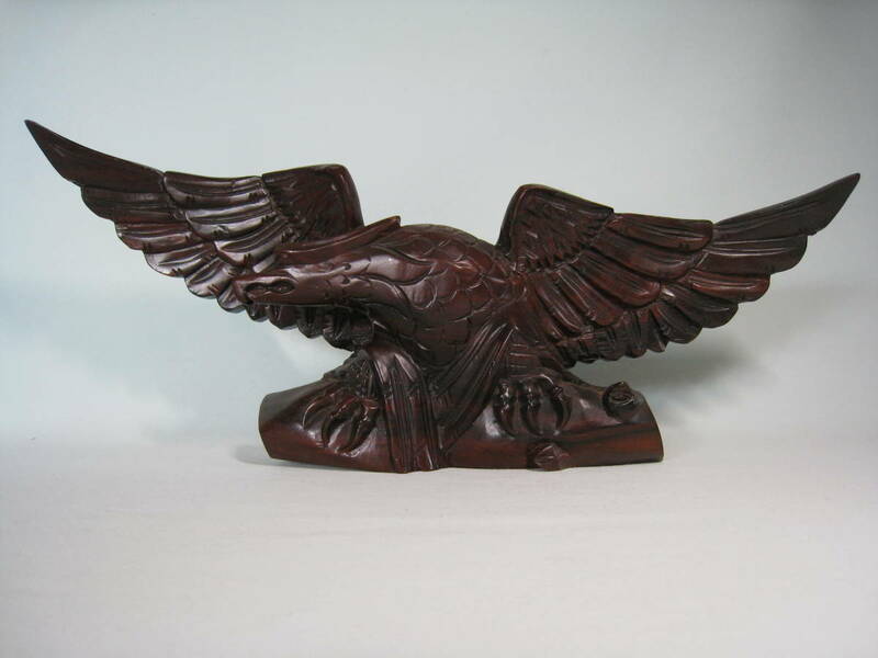 木製彫り　　　鷲又は鷹の置物　　