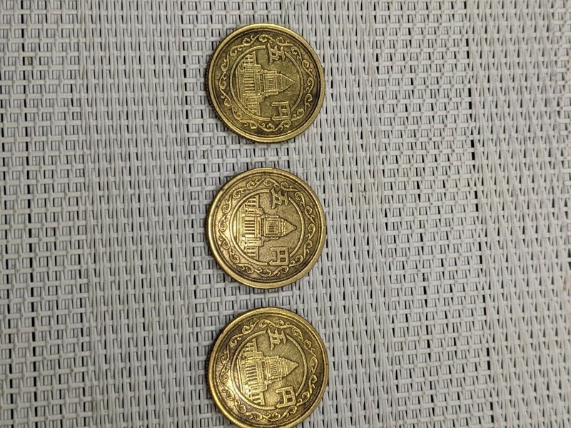 穴なし５円玉　黄銅貨　昭和２３年２枚、昭和２４年１枚、未使用に近い硬貨です。硬貨ですので、神経質な方は御遠慮ください。