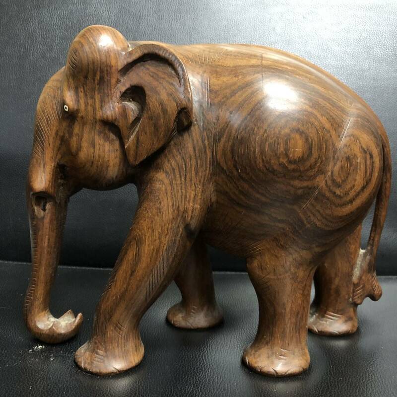 《雑貨》 置物「木製のゾウ」 高さ：約21.4cm 重量：約1.77㎏ 一部欠損個所あり 象 彫刻 インテリア・小物