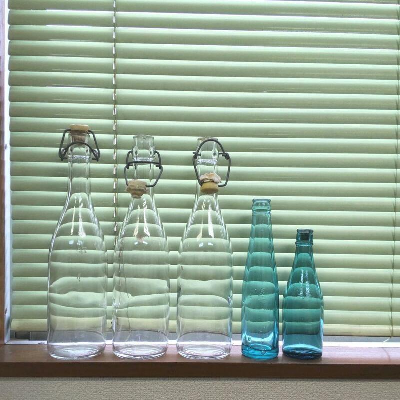 飲料ガラス瓶　まとめて　昭和レトロ　色ガラス　状態まちまち　色つき瓶　栓付き　古民家　蚤の市　ジャンク　