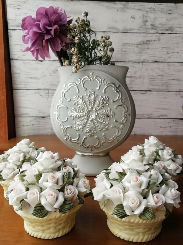陶器製 フラワーベース グレーホワイト 薔薇の置物４点 バラ インテリア ディスプレイ ばら アロマストーン 送料込み