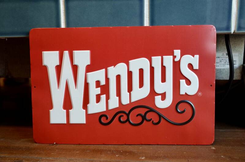 新品 Wendy's ウェンディーズ 看板 メタルサイン エンボス アメリカ USA ハンバーガー 店舗 インテリア RD