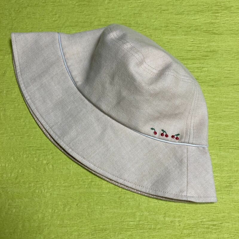 【 ファミリア 】帽子 ベージュ / ネコポス 送料込 / サイズ 57 / familiar Hat ぼうし 女の子 さくらんぼ 刺繍