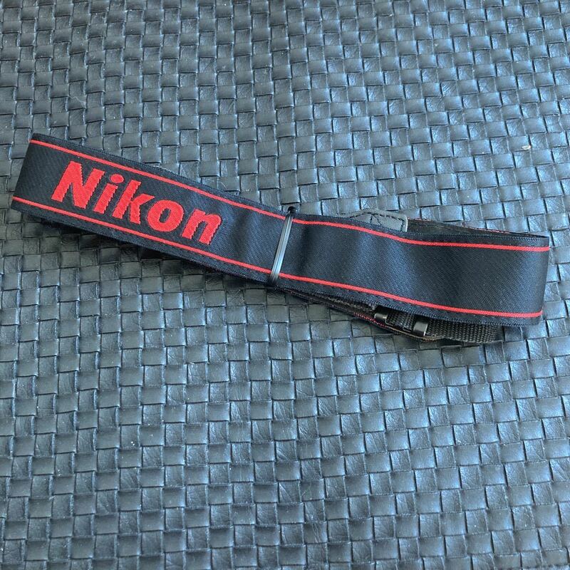 【美品・送料無料】 Nikon ニコン エクストラワイド カメラ ストラップ 黒色(ブラック)×赤色(レッド) スラッシュライン