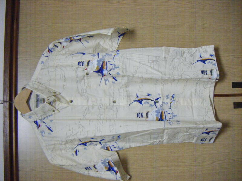 美品。HOOK & TACKLE 『トローリング・カジキ柄 半袖シャツ』。サイズ・M。ブルーマーリン。