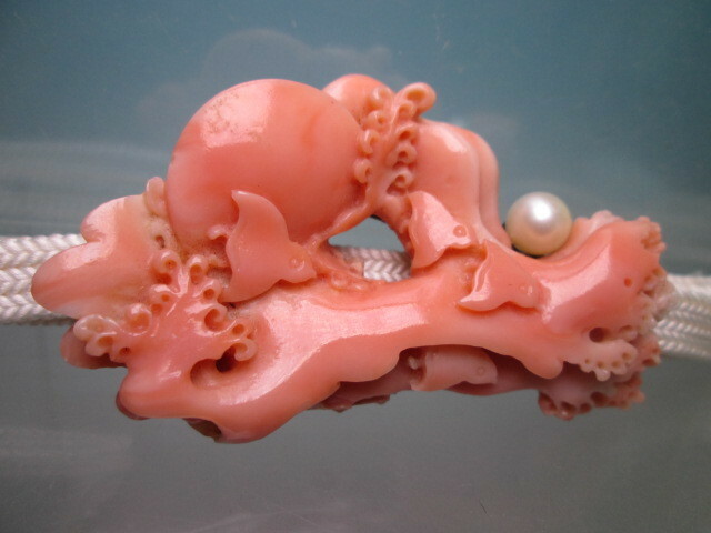 【江月】 アンティーク・本珊瑚 本真珠飾り 日の出に波千鳥彫刻の帯留め 50g