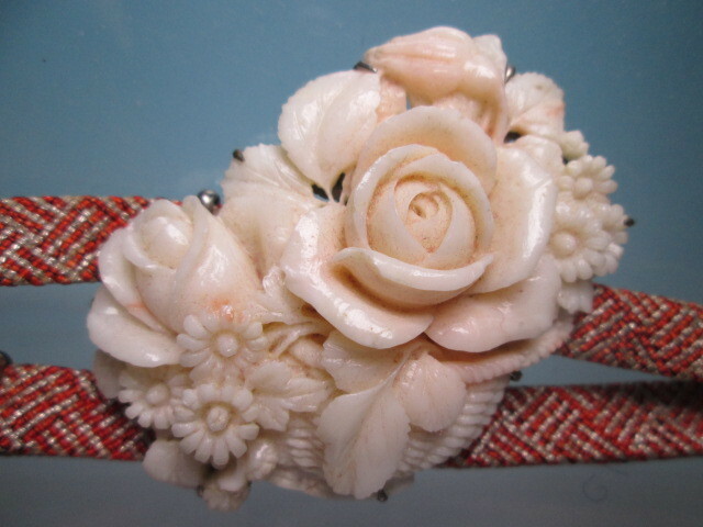 【江月】 アンティーク・本珊瑚 花籠に薔薇と菊花彫刻の帯留め 25g 共ケース付 