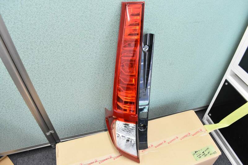 中古 トヨタ ルーミー M900A 左 純正 テールランプ テールレンズ 81561-B1110 KOITO 220-69044