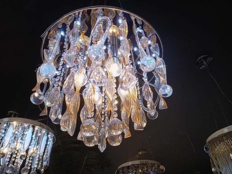 お買い得　デザインシャンデリア　LED　ハロゲン E17(電球）クリスタルの輝きで豪華な　シャンデリア　展示品