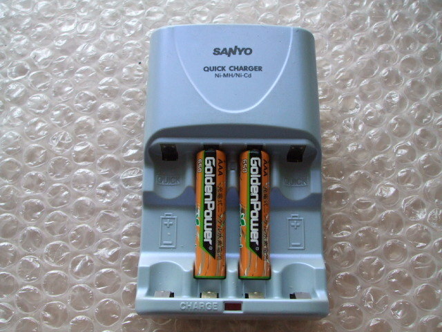 送料230円～　SANYO 急速充電器 NC-M55 + 単4形 電池2本おまけ付き ジャンク