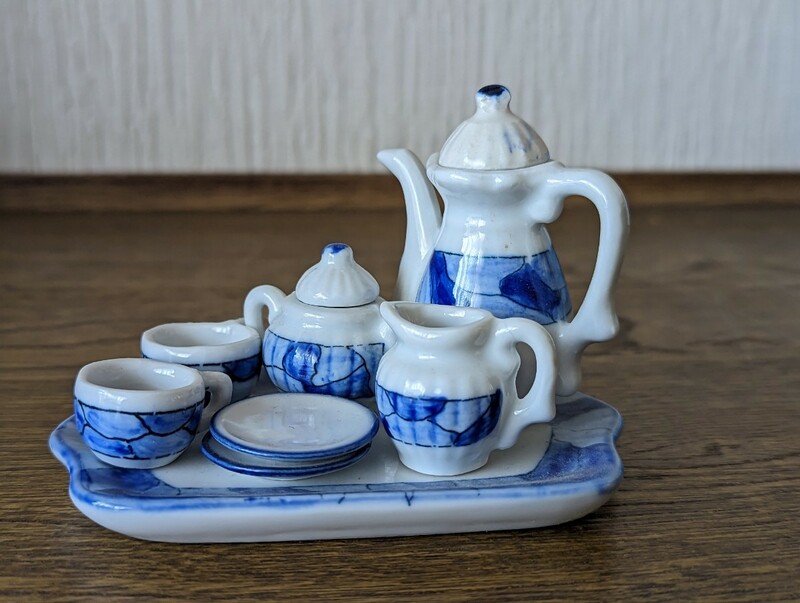 ミニチュア食器 陶器ティーセット トレー付き 白 青 ティーポット ティーカップ シュガーポット ミルクピッチャー レトロ