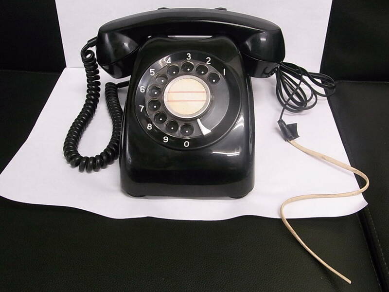 《中古》昭和レトロの黒電話 600-A2 日本電信電話公社 アンティークなダイヤル式 骨董品