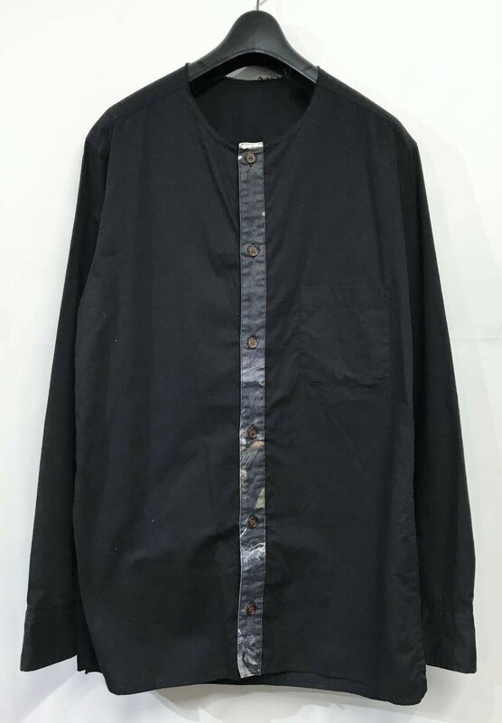 Yohji Yamamoto POUR HOMME ペインティングクレストノーカラーブロードシャツ 黒 3 長袖 ブラウス 朝倉優佳 ヨウジヤマモト