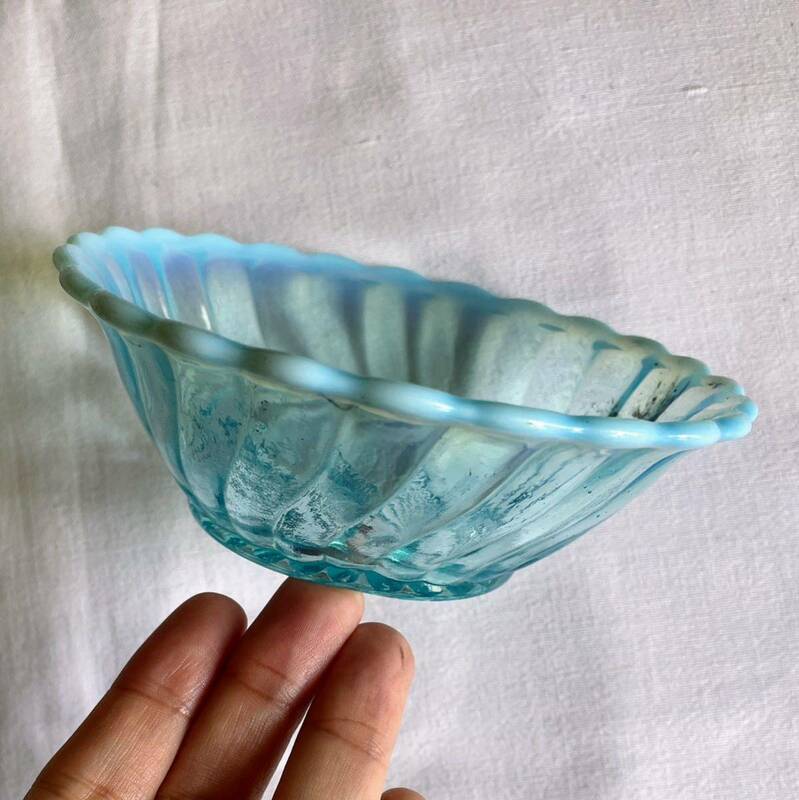 明治～大正 プレスガラス 和ガラス 碗 氷皿 水色乳白 Antique pressed glass plate, early 20th