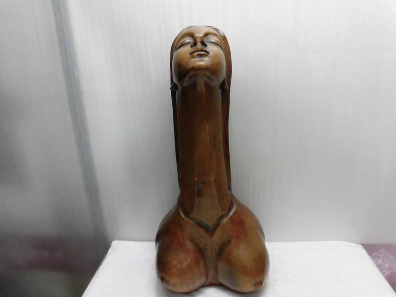 ヨーロッパの首の長い女性＝木彫製